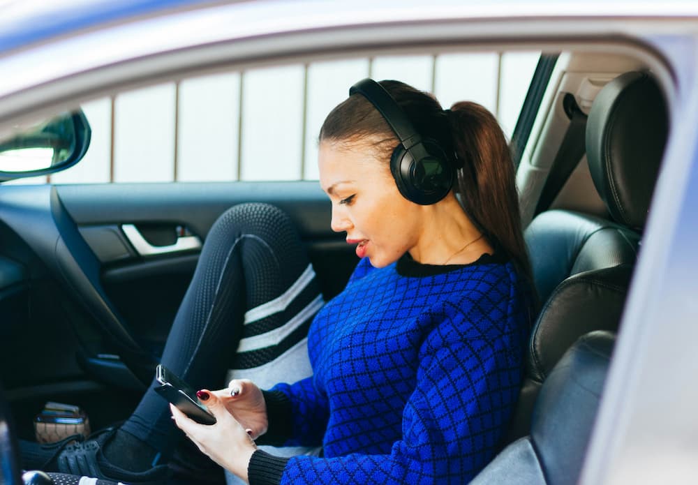 is-it-legal-to-drive-with-headphones-on